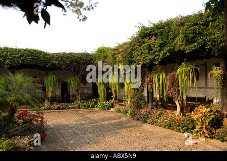 Belle cour au coucher du soleil avec des fleurs à La Posada de Don Rodrigo restaurant à Antigua Guatemala Banque D'Images