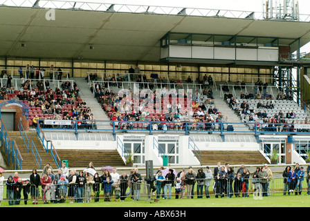 Une foule, dans, est, en, Beverley, la race, course, North Yorkshire, cheval, course, le lieu, bien sûr, l'hippodrome, la race, course, parieur Banque D'Images