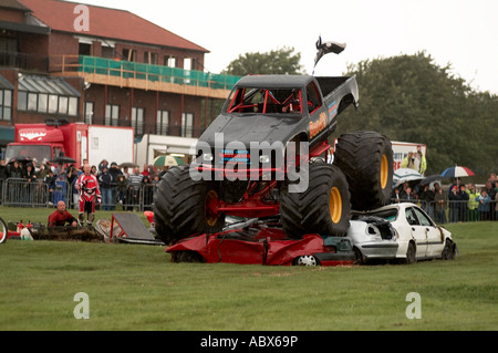 Monster, camion, broyage, voitures, bigfoot, suv, quatre, par, 4, 4X4, quatre roues motrices, big, roues, pneumatiques, Pneumatiques, spectacle, public, liabi Banque D'Images