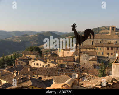 Black metal girouette coq sur le toit au-dessus de la vue de Montone Italie Ombrie hilltown Banque D'Images