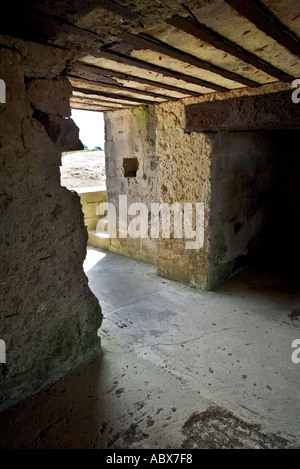 Intérieur d'une embrasure de l'artillerie allemande Pointe du Hoc Normandie France Banque D'Images