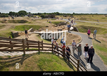 La Pointe du Hoc, Normandie, France - les gens touristes se rendant sur le site de bataille de la SECONDE GUERRE MONDIALE Banque D'Images