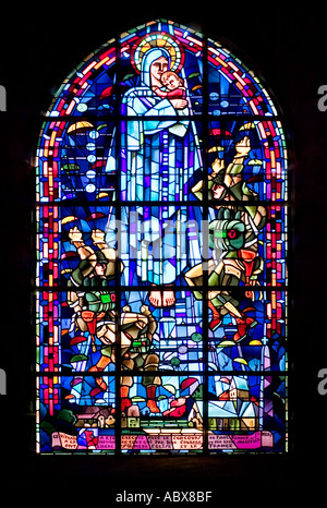 Vitrail avec la libération de parachutistes et les avions autour de la Vierge Marie à St Mère Eglise, Normandie, France Banque D'Images