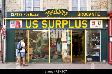 MAGASIN de surplus DE l'armée AMÉRICAINE WW2 boutique de cadeaux à Saint-Élise, Normandie, France Banque D'Images