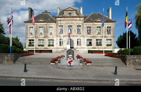 Libération Memorial Stone au km0 et l'Hôtel de Ville - Hôtel de Ville - à St Mère Eglise, Normandie, France Banque D'Images