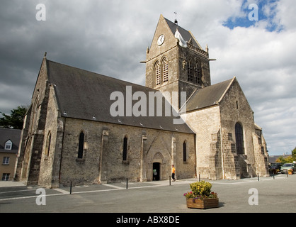 Modèle de John Steele Paratrooper USA 82nd Airborne sur le clocher de l'église de St Mère Eglise Normandie France Banque D'Images