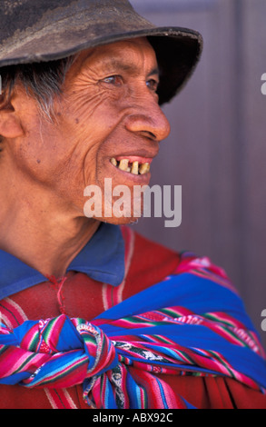 Parlant Quechua en costume homme tribal Tarabuco est célèbre pour son marché du dimanche s'Amérique latine Bolivie Banque D'Images