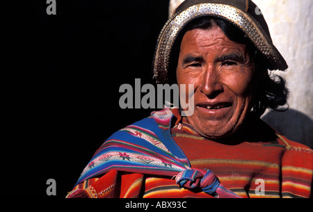 Parlant le quechua à partir de l'homme en costume de Tarabuco Tarabuco dimanche tribal du marché de l'Amérique du Sud Bolivie Banque D'Images