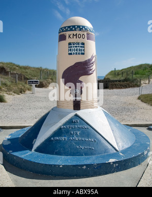 Pierre commémorative de la libération à l'extérieur du marqueur D Day Museum à Utah Beach, Normandie, France Banque D'Images