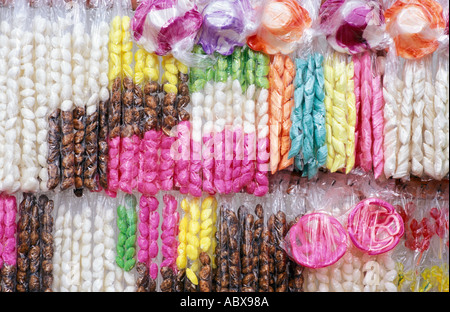 Un snack-sweeet de décrochage des vendeurs d'aliments sur l'affichage Fiesta colouful Potosi Bolivie Amérique du Sud Banque D'Images