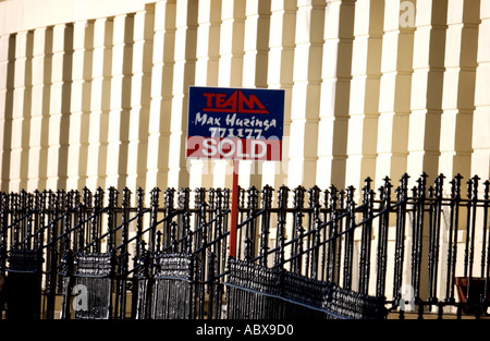 Vendu un signe sur l'un des recherchés après les maisons en terrasse du Nouveau-Brunswick sur le front de mer de la ville de Brighton et Hove Banque D'Images