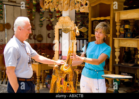 Couple de touristes à la recherche de vente de poterie à l'art artisanal près de Antigua Guatemala Banque D'Images