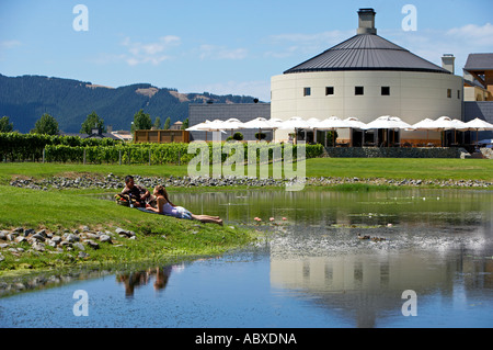 Couple having picnic à Craggy Range Winery Hawkes Bay modèle néo-zélandais de presse 498 499 Banque D'Images