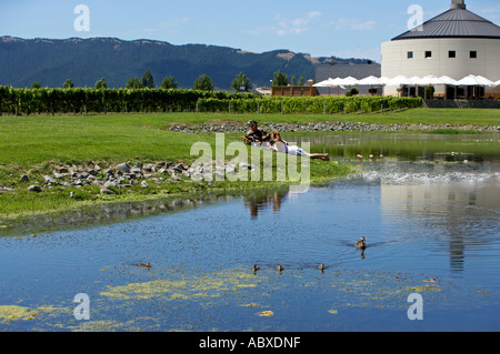 Couple having picnic à Craggy Range Winery Hawkes Bay modèle néo-zélandais de presse 498 499 Banque D'Images