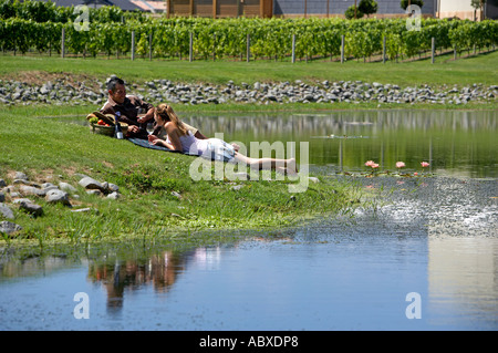 Couple having picnic à Craggy Range Winery Hawkes Bay modèle néo-zélandais de presse 498 499 Banque D'Images