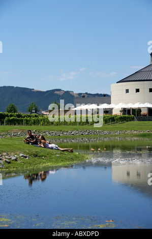 Couple having picnic à Craggy Range Winery Hawkes Bay modèle néo-zélandais de presse 498 499 Banque D'Images