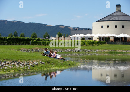 Couple having picnic à Craggy Range Winery Hawkes Bay modèle néo-zélandais de presse 498 499 Banque D'Images