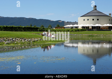 Couple having picnic à Craggy Range Winery Hawkes Bay modèle néo-zélandais de presse 498 499 Banque D'Images