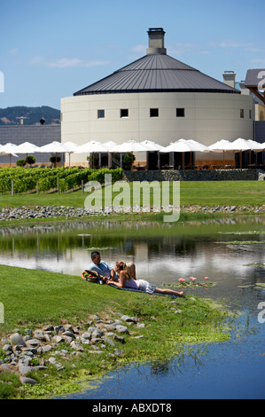 Couple having picnic à Craggy Range Winery Hawkes Bay modèle néo-zélandais de presse 498 499 Banque D'Images