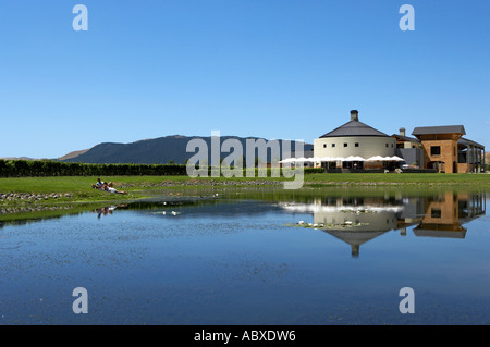 Couple having picnic à Craggy Range Winery Hawkes Bay modèle néo-zélandais de presse 498 499 Banque D'Images