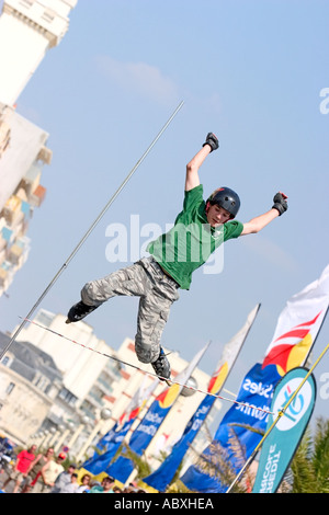 Roller skater jumping high bar Banque D'Images