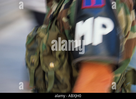 Brassard MP. Police militaire de l'armée américaine. FORCES DE l'ORDRE AMÉRICAINES dans le service armé. soldat camouflé en uniforme, gros plan debout à l'attention. ÉTATS-UNIS Banque D'Images