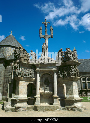 Calvaire (Calvaire) dans l'enceinte de Guimiliau, près de Landivisiau, Bretagne (Bretagne), France. Banque D'Images