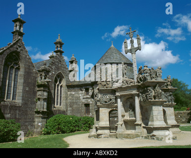 Calvaire (Calvaire) dans l'enceinte de Guimiliau, près de Landivisiau, Bretagne (Bretagne), France. Banque D'Images