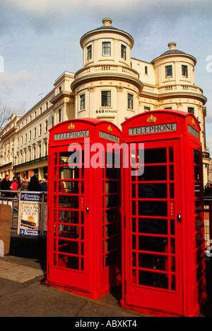 Angleterre Londres Grande-Bretagne deux téléphones rouges emblématiques allumés La rue St James dans le West End Banque D'Images