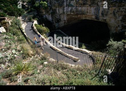 Les touristes entrant dans l'entrée de Carlsbad Caverns New Mexico USA Banque D'Images