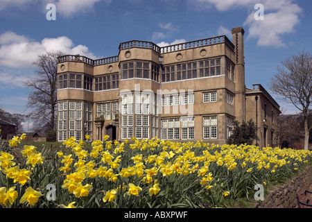 Astley Hall à Chorley de jonquilles en fleurs en premier plan Banque D'Images