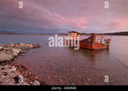 Rusty bateau cassé à Loch Ewe Ormiscaig Aultbea près de Gairloch Wester Ross Ecosse UK GB EU Europe Banque D'Images