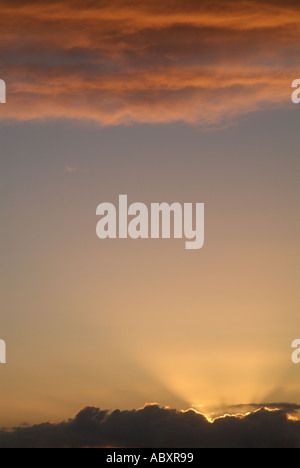 Les rayons du soleil éclatant à travers un ciel du soir UK GB EU Europe Banque D'Images