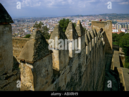 Les touristes sur les murs de l'ancien château de Gibralfaro sur la colline au-dessus de Málaga sur la Costa del Sol Espagne Banque D'Images