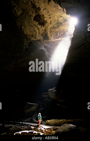 L'arbre de transmission de lumière sur une femme à l'entrée principale touristique sentier au Nouveau Mexique États-unis Carlsbad Caverns Banque D'Images