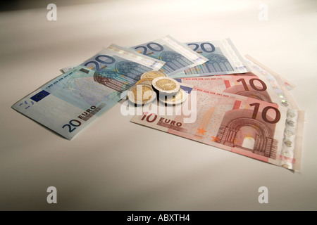 Fan de 10 & 20 Billets & pièces en Euro 1 avec ombres & vignetted background Banque D'Images