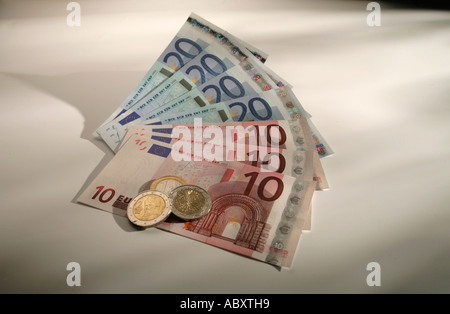 Fan de 10 & 20 Billets & pièces en Euro 1 avec ombres & vignetted background Banque D'Images