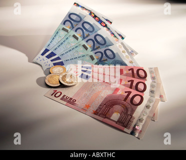 Fan de 10 & 20 Billets & pièces en Euro 1 avec ombres & vignetted background Banque D'Images