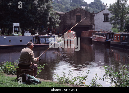 Pêche à l'homme dans le bassin du canal à Whaley Bridge, Canal, forêt de pointe Peak District, Derbyshire, Angleterre Banque D'Images