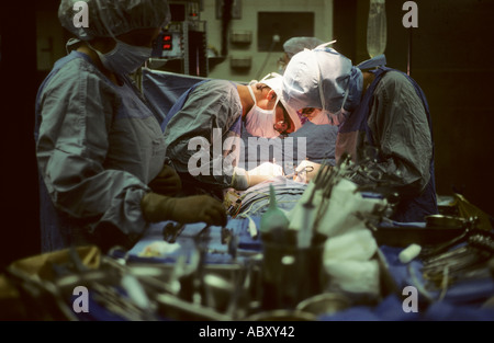 Médecins pratiquant la chirurgie dans la salle d'exploitation Banque D'Images