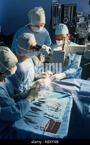 Les médecins en salle d'opération de chirurgie micro Banque D'Images