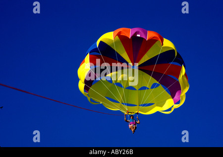 Un parachute de couleur vive vole au-dessus de l'eau cristalline de la Florida Keys Banque D'Images