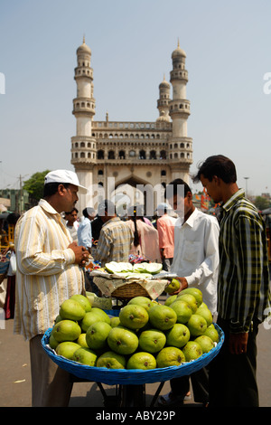 Vendeur de rue fruits Charminar Bazar Hyderabad Andhra Pradesh, Inde Banque D'Images