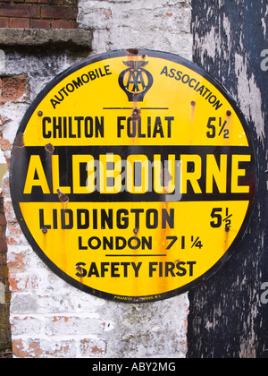 Old Road sign in Aldbourne Wiltshire England UK Europe EU Banque D'Images