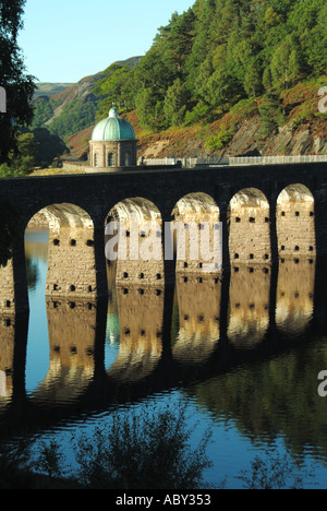 Arches en pierre pour le pont routier de Garreg DDU submergé Le réservoir de barrage et l'aqueduc commencent à Foel Tower Elan Valley Réservoirs Rhayader Powys pays de Galles Royaume-Uni Banque D'Images