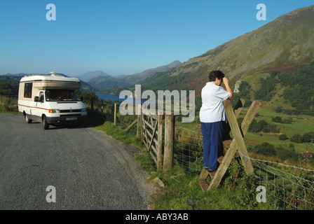 Snowdonia National Park paysage VW Auto Sleepers camping-car campervan mature femmes ornithologues & jumelles sur le sentier échelle stile North Wales UK Banque D'Images