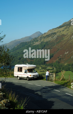 Snowdonia National Park VW Auto Sleeper motorhome camping-car van mature femmes ornithologues avec jumelles sur les vacances tourisme North Wales paysage Royaume-Uni Banque D'Images