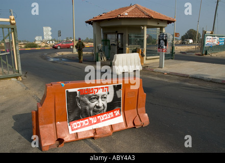 Isarel de Gaza de Gush Katif Neve Dekalim porte d'entrée à l'affiche d'Ariel Sharon et d'un dictateur comme titre Banque D'Images