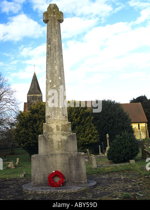 ABINGER COMMON SURREY England UK un mémorial de guerre Lutyens à St James Church avec couronne de pavot Banque D'Images