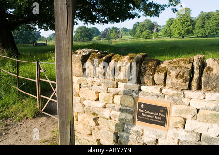 Plaque commémorative marquant le lancement de la façon Cotswold sur sentier National 24/5/2007 dans le village de Gloucestershire Cotswold Stanway Banque D'Images